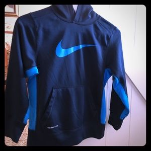Boys Small Nike thermafit hoodie with front pocket